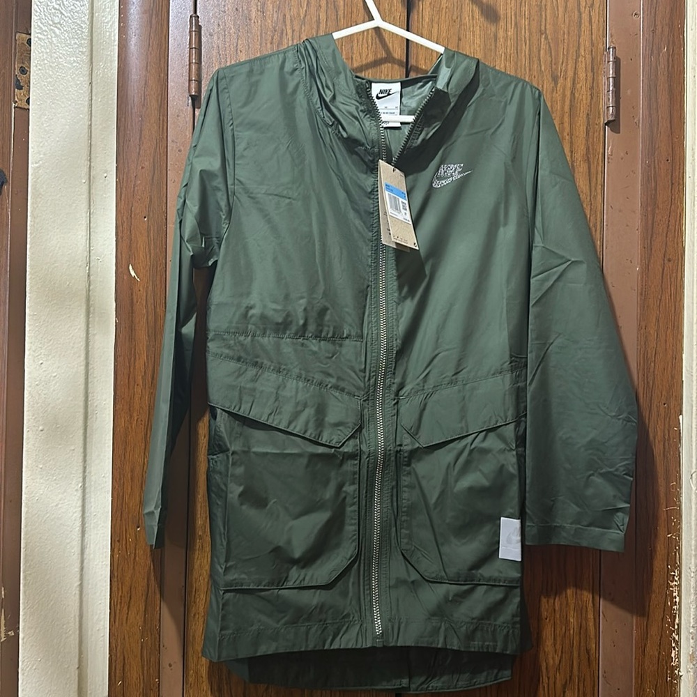 BRAND NWT BOYS NIKE JACKET IN OLIVE GREEN